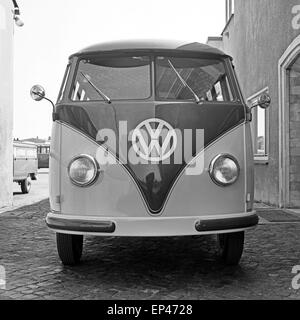 Frontansicht eines VW Bus T1 auf dem Hof einer Autohandlung in Hamburg, Deutschland 1950er Jahre. Front view of a Volkswagen bus Stock Photo