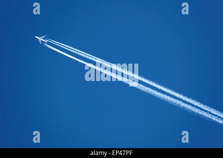 Flugzeug am Himmel Stock Photo