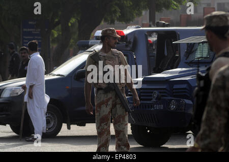 Karachi. 13th May, 2015. A Pakistani army soldier stands guard at the attack site in southern Pakistani port city of Karachi on May 13, 2015. Pakistan Prime Minister Nawaz Sharif rushed to the port city of Karachi late Wednesday hours after terrorists brutally killed 45 people of minority Ismaili Shiite community, officially said. A group of six gunmen sprayed bullets indiscriminately inside a bus as the victims were heading to their worship place in the morning, police said. © Masroor/Xinhua/Alamy Live News Stock Photo