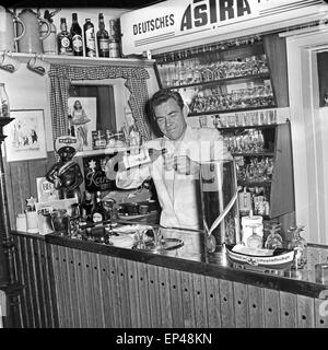 Peter Frankenfeld in seiner Hausbar im Keller des Hauses Erlenweg 16 in ...