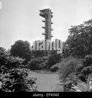 Der Philipsturm im Park Planten un Blomen in Hamburg, Deutschland 1950er Jahre. Philipsturm tower at Planten un Blomen public ga Stock Photo