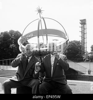 Besucher an der Sonnenuhr im Park Planten un Blomen in Hamburg, Deutschland 1950er Jahre. Visitors at the sundial at Planten un Stock Photo