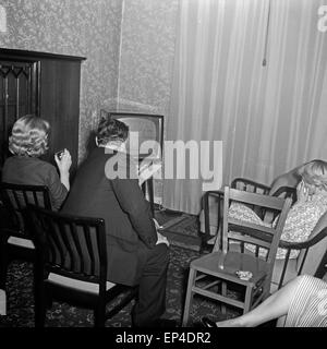 Die Familie trifft sich zum Fernsehabend, Deutschland 1950er Jahre. Family meets to watch TV, Germany 1950s. Stock Photo