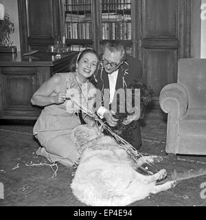 Deutsche Schauspielerin Katharina Mayberg mit ihrem Mann Alf Teichs und ihrem Hund bei einem Glas Sekt, Deutschland 1950er J Stock Photo