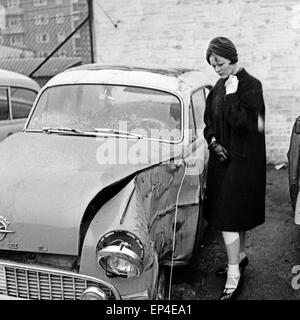 Deutsche Schlagersängerin und Schauspielerin Rica Deus nach einem Unfall mit ihrem Opel, Deutschland 1950er Jahre. German sc Stock Photo