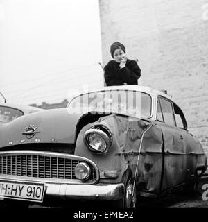 Deutsche Schlagersängerin und Schauspielerin Rica Deus nach einem Unfall mit ihrem Opel, Deutschland 1950er Jahre. German sc Stock Photo