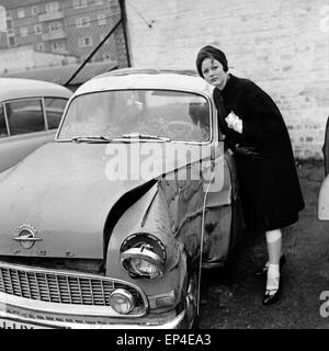 Deutsche Schlagersängerin und Schauspielerin Rica Deus nach einem Unfall mit ihrem Opel, Deutschland 1950er Jahre. German sc Stock Photo