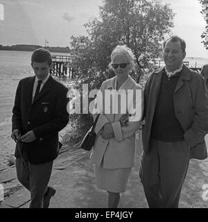 Deutscher Kunstflieger Albert Falderbaum bei einem Spaziergang mit seiner Frau Hildegard und einem Sohn, Deutschland 1960er J Stock Photo