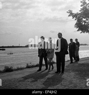Deutscher Kunstflieger Albert Falderbaum bei einem Spaziergang mit seiner Frau Hildegard und einem Sohn, Deutschland 1960er J Stock Photo