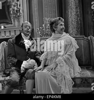 Madame sans gene, Fernsehfilm, Deutschland 1960, Regie: John Olden, Darsteller: Inge Meysel, Bobby Todd Stock Photo