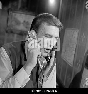 Deutscher Schauspieler Hellmut Lange am Telefon, Deutschland 1960er Jahre. German actor Hellmut Lange on the phone, Germany 1 Stock Photo