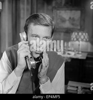 Deutscher Schauspieler Hellmut Lange am Telefon, Deutschland 1960er Jahre. German actor Hellmut Lange on the phone, Germany 1 Stock Photo