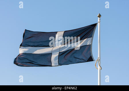 St Piran's flag, the flag of Cornwall, flies from this flagpole  in centre of Perranporth, a popular seaside / surfing resort in Stock Photo