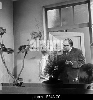 Heinz Erhadt Festival mit der Episode 'Ein ruhiges Stündchen', Deutschland 1963, Regie: Hans Müller, Darsteller: Heinz Erhardt Stock Photo
