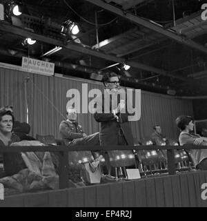 Ein Abend für junge Leute, Fernsehproduktion, Deutschland 1961, Sendung zur politischen Meinungsbildung mit Gastgeber Wolfgang J Stock Photo
