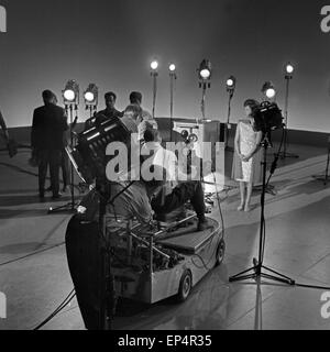 Die große Show zu Silvester 1961/62  des NDR, Gaststar: Sängerin und Schauspielerin Caterina Valente, Deutschland 1960er Jahre. Stock Photo