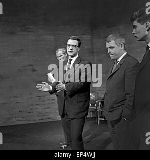 Anfrage, Mystery Fernsehspiel, Deutschland 1962, Regisseur Egon Monk (Mitte) bei der Arbeit Stock Photo