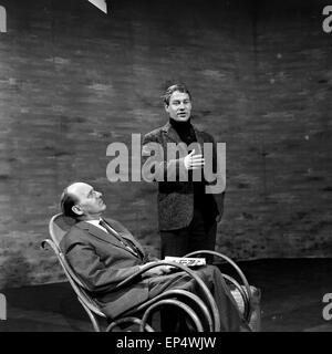 Anfrage, Mystery Fernsehspiel, Deutschland 1962, Regie: Egon Monk, Darsteller: Hartmut Reck (stehend) Stock Photo