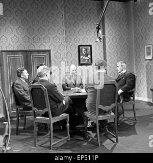 Spielszene zum Fach 'Geschichte' im Rahmen des Schulfernsehens des NDR in Hamburg, Deutschland 1960er Jahre. Scene of the subjec