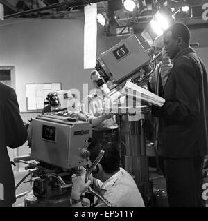 Spielszene zum Fach 'Geschichte' im Rahmen des Schulfernsehens des NDR in Hamburg, Deutschland 1960er Jahre. Scene of the subjec