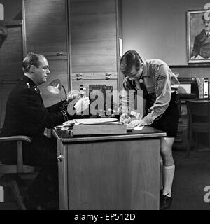 Spielszene zum Fach 'Geschichte' im Rahmen des Schulfernsehens des NDR in Hamburg, Deutschland 1960er Jahre. Scene of the subjec