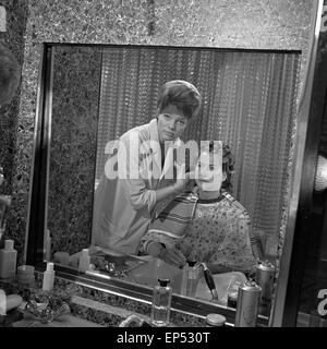 Schönes Wochenende, Fernsehspiel, Deutschland 1962, Regie: Peter Beauvais, Dreharbeiten im Friseursalon Stock Photo
