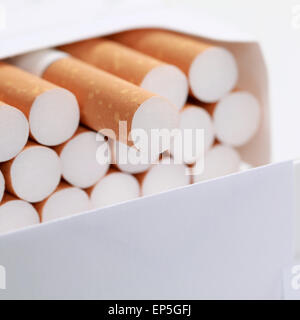 Zigaretten in einer Zigarettenschachtel Stock Photo