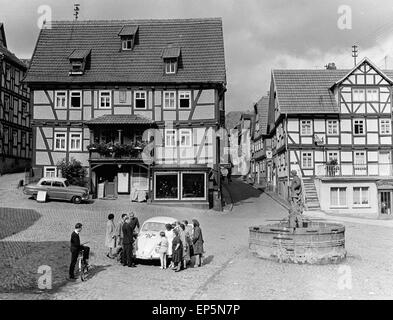 Das HörZu Mittwochsauto auf einem von Fachwerkhäusern umsäumten Platz in Schlitz in Osthessen, Deutschland Anfang 1970er Jahre. Stock Photo