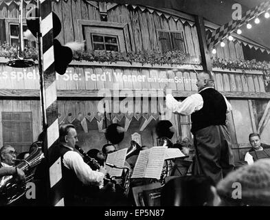 Die Blaskapelle Ferdl Werner und seine Solisten spielt auf dem Oktoberfest in München, Deutschland Anfang 1970er Jahre. Ferdl We Stock Photo