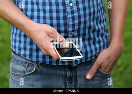 Junger Mann benutzt ein Smartphone Stock Photo