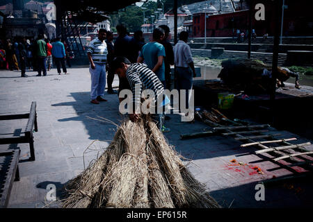 Kathmandu, Nepal. 13th May, 2015. Nepalese kids carrying dry leaf in the Temple Phaspati. A massive earthquake of magnitude 7.4 hit Nepal capital Kathmandu on Tuesday, triggering strong tremors which were felt across Delhi and other parts of north India. © Khairil Safwan/Pacific Press/Alamy Live News