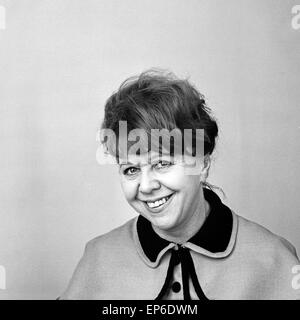 Deutsche Volksschauspielerin, Chanson-Sängerin und Kabarettistin Brigitte Mira, Deutschland 1960er Jahre. German actress, ch Stock Photo