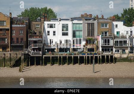 The Grapes Pub and flats, Limehouse, London, England, UK. An Antony Gormley sculpture can be seen on a plinth on the shoreline Stock Photo