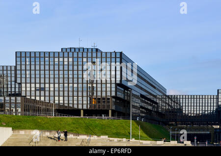 Tourists at the European Commission (Bâtiment Jean Monnet) in the European Quarter, Kirchberg, Luxembourg Stock Photo