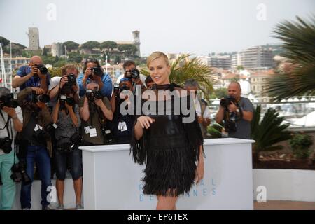 Cannes, France. 14th May, 2015. South African/American actress Charlize Theron attends the photocall of Mad Max: Fury Road during the 68th Annual Cannes Film Festival at Palais des Festivals in Cannes, France, on 14 May 2015. Credit:  dpa picture alliance/Alamy Live News Stock Photo