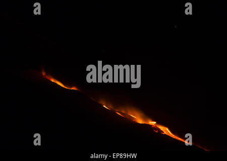 Etna eruption of night. May 14, 2015 Stock Photo - Alamy