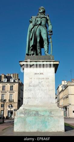 AJAXNETPHOTO. 2011. VERSAILLES, FRANCE. - YOUNG GENERAL - BRONZE STATUE OF SOLDIER AND GENERAL LOUIS LAZARE HOCHE (1768-1797) IN THE GARDEN OF THE PLACE HOCHE.  PHOTO:JONATHAN EASTLAND/AJAX REF:FX112103 5212 Stock Photo