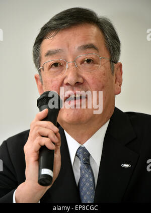 Tokyo, Japan. 14th May, 2015. Kozo Takahasi, president of financially struggling Sharp Corp., announces its medium-term business plan for the years through fiscal 2017 during a news conference at its Tokyo head office on Thursday, May 14, 2015. Takahashi said the loss-making electronics maker will sell its head office in Osaka, western Japan, cut around 3,500 jobs in Japan, reduce salaries and bonuses for workers, and withdraw from unprofitable areas. © Natsuki Sakai/AFLO/Alamy Live News Stock Photo