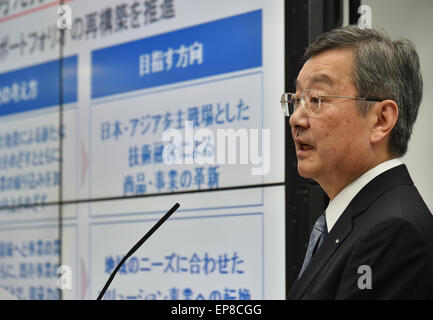 Tokyo, Japan. 14th May, 2015. Kozo Takahasi, president of financially struggling Sharp Corp., announces its medium-term business plan for the years through fiscal 2017 during a news conference at its Tokyo head office on Thursday, May 14, 2015. Takahashi said the loss-making electronics maker will sell its head office in Osaka, western Japan, cut around 3,500 jobs in Japan, reduce salaries and bonuses for workers, and withdraw from unprofitable areas. © Natsuki Sakai/AFLO/Alamy Live News Stock Photo