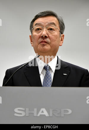 Tokyo, Japan. 14th May, 2015. Kozo Takahasi, president of financially struggling Sharp Corp., announces its medium-term business plan for the years through fiscal 2017 during a news conference at its Tokyo head office on Thursday, May 14, 2015. Takahashi said the loss-making electronics maker will sell its head office in Osaka, western Japan, cut around 3,500 jobs in Japan, reduce salaries and bonuses for workers, and withdraw from unprofitable areas. © Natsuki Sakai/AFLO/Alamy Live News Stock Photo