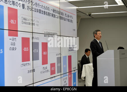 Tokyo, Japan. 14th May, 2015. Kozo Takahasi, president of financially struggling Sharp Corp., announces its medium-term business plan for the years through fiscal 2017 during a news conference at its Tokyo head office on Thursday, May 14, 2015. Takahashi said the loss-making electronics maker will sell its head office in Osaka, western Japan, cut around 3,500 jobs in Japan, reduce salaries and bonuses for workers, and withdraw from unprofitable areas. © Natsuki Sakai/AFLO/Alamy Live News Stock Photo