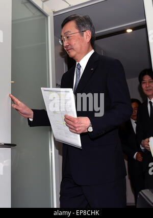 Tokyo, Japan. 14th May, 2015. Kozo Takahasi, president of financially struggling Sharp Corp., announces its medium-term business plan for the years through fiscal 2017 during a news conference at its Tokyo head office on Thursday, May 14, 2015. Takahashi said the loss-making electronics maker will sell its head office in Osaka, western Japan, cut around 3,500 jobs in Japan, reduce salaries and bonuses for workers, and withdraw from unprofitable areas. © Natsuki Sakai/AFLO/Alamy Live News Stock Photo