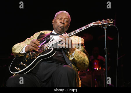 File. 1st May, 2015. Blues legend B.B. KING has entered into hospice care Friday at his home in Las Vegas. The 89-year-old musician posted thanks on his official website for fans' well-wishes and prayers after he returned home from a brief hospitalization, said L. Toney, King's longtime business manager and current power-of-attorney. Pictured: Aug 07, 2007 - New York - BB King performing live at Madison Square Garden's Theater. (Credit Image: © Aviv Small/ZUMA Press) Stock Photo