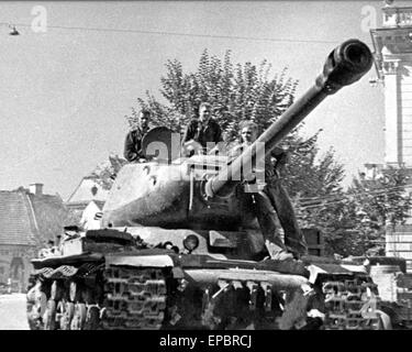 SOVIET HEAVY TANK moving through a town in Transylvania in October 1944 Stock Photo