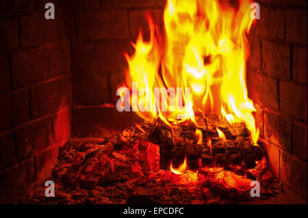 Lò sưởi với lửa rực cháy sẽ tạo ra không khí ấm áp và thư giãn cho bất kỳ ai. Hãy xem hình ảnh liên quan để tận hưởng cảm giác của lửa trong lò sưởi.