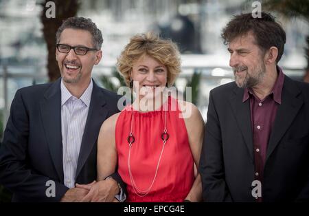 Cannes, France. 16th May, 2015. U.S. actor John Turturro (L), Italian actress Margherita Buy (C) and Italian director Nanni Moretti pose in a photocall for the film 'My Mother' at the 68th Cannes Film Festival in Cannes, southeastern France, on May 16, 2015. © Chen Xiaowei/Xinhua/Alamy Live News Stock Photo