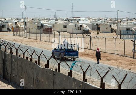 View onto the Zaatari refugee camp, Jordan, 16 May 2015. According to reports during a two day trip to the region, the German Foreign Minsiter visited some of the 80,000 Syrian refugees who have fled the Syrian civil war now in its fourth year living in Jordan. Photo: JOERG CARSTENSEN/dpa Stock Photo