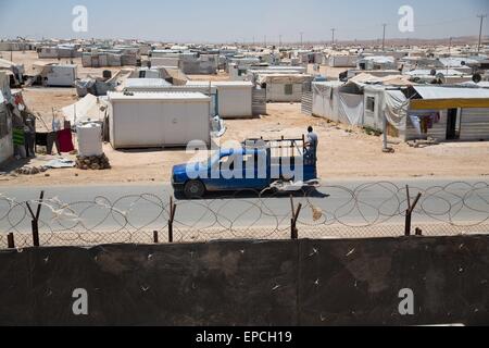 View onto the Zaatari refugee camp, Jordan, 16 May 2015. According to reports during a two day trip to the region, the German Foreign Minsiter visited some of the 80,000 Syrian refugees who have fled the Syrian civil war now in its fourth year living in Jordan. Photo: JOERG CARSTENSEN/dpa Stock Photo