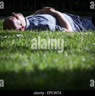 London, UK. 16th May, 2015. Londoners enjoy the warm weather in Hyde Park Credit:  Guy Corbishley/Alamy Live News