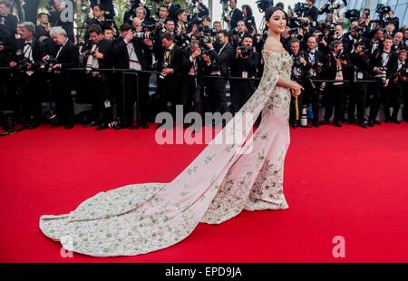 Beijing, France. 13th May, 2015. Chinese actress Fan Bingbing poses as she arrives for the opening ceremony of the 68th Cannes Film Festival in Cannes, France, on May 13, 2015. © Chen Xiaowei/Xinhua/Alamy Live News Stock Photo